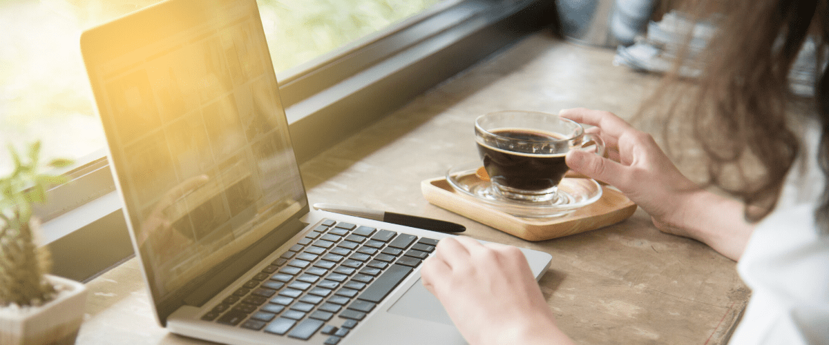 laptop i kawa