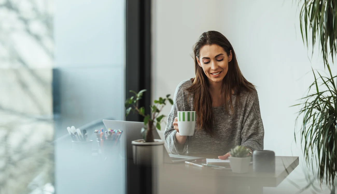Kobieta pijąca kawę z kubka