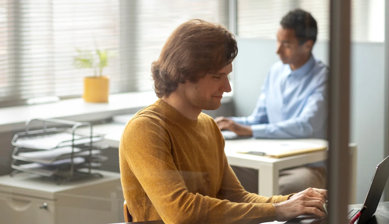 mężczyzna pracuje przy komputerze