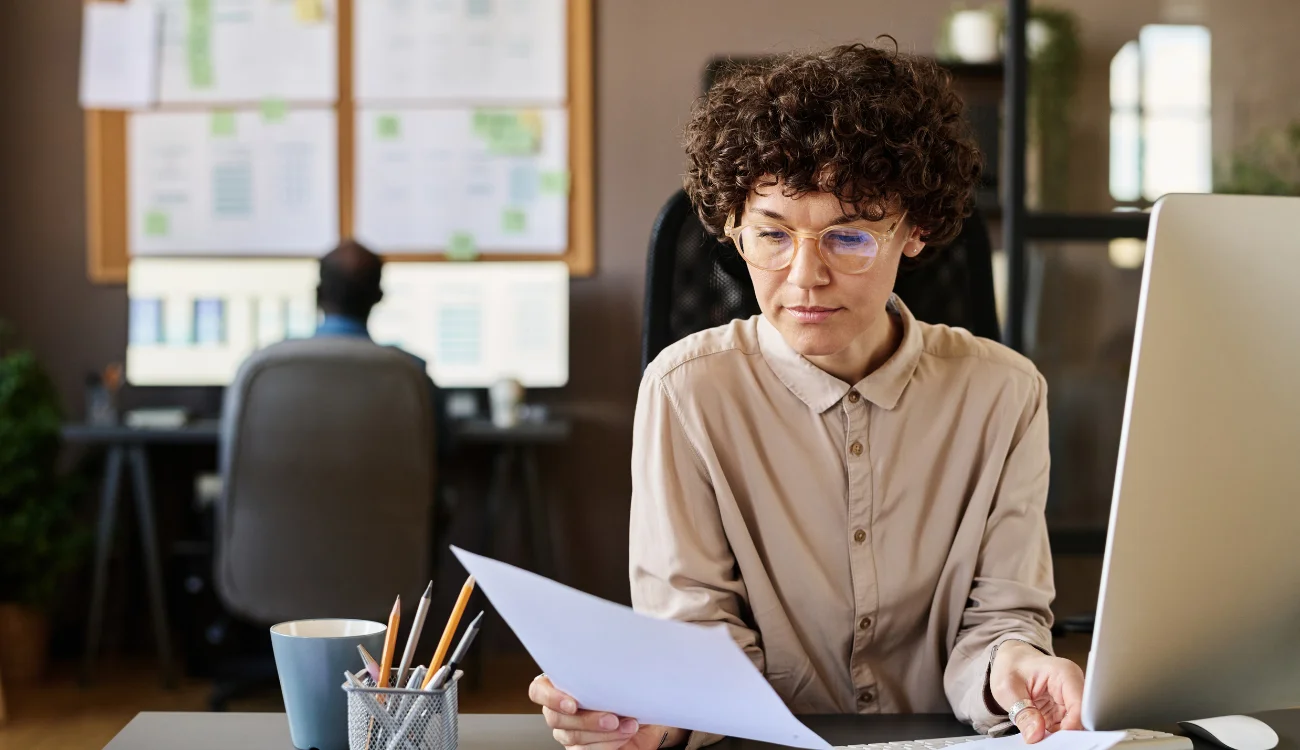 kobieta czytająca raport