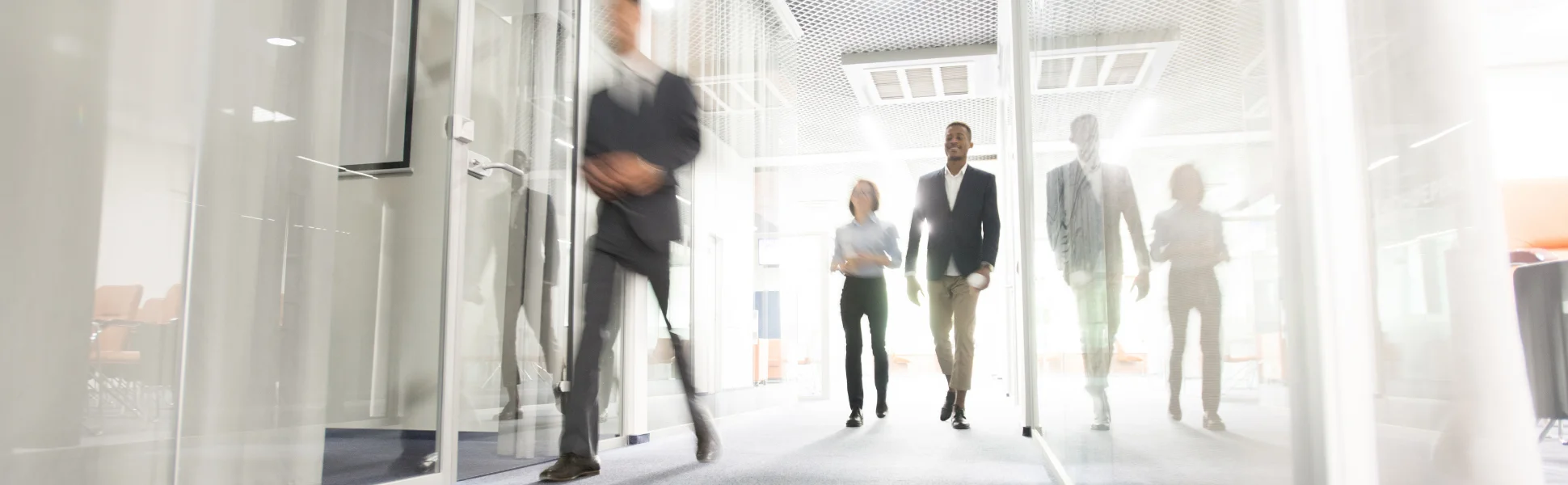 Koledzy spacerujący korytarzem